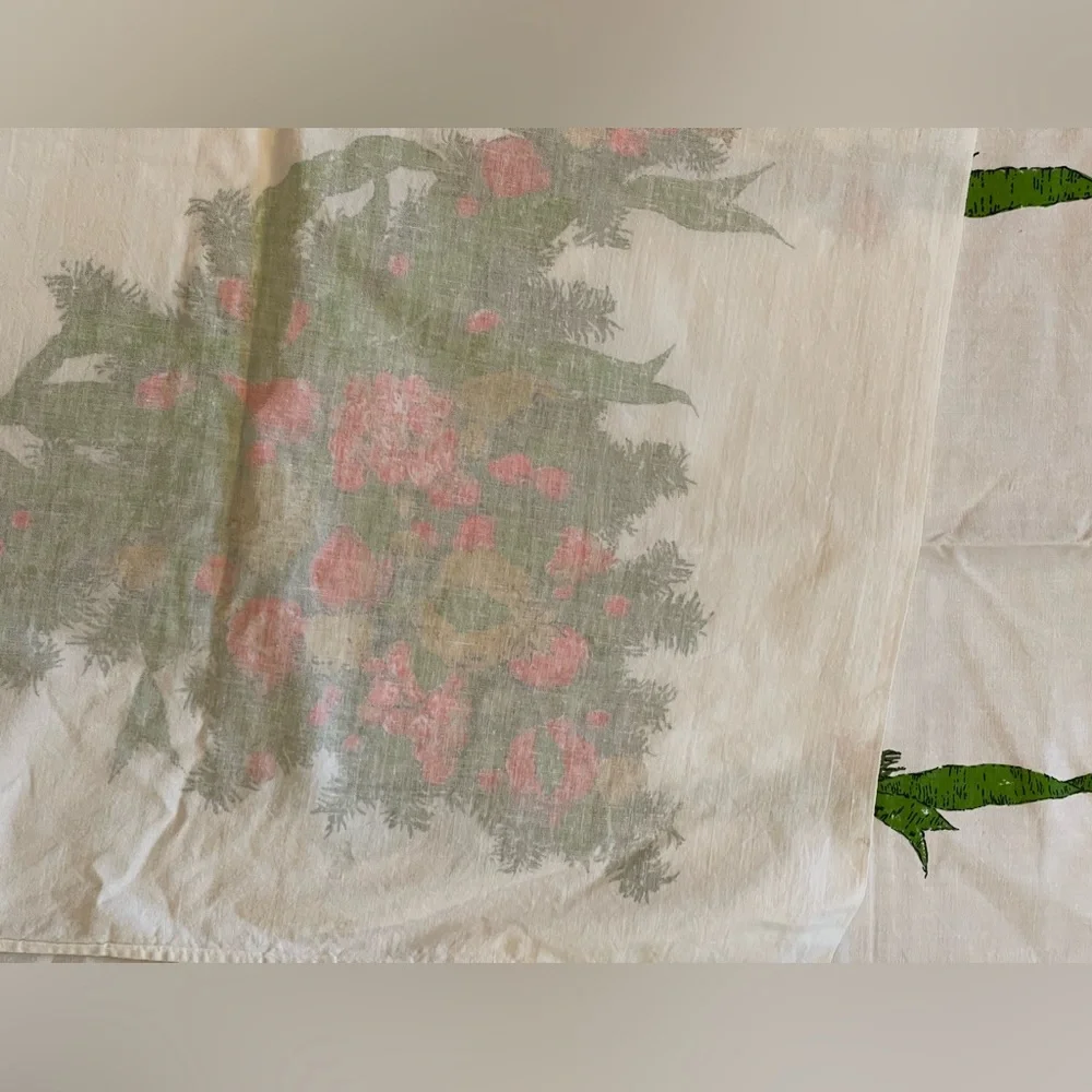 Fallani & Cohn gorgeous mid century Christmas all cotton tablecloth 62” x‎ 51”